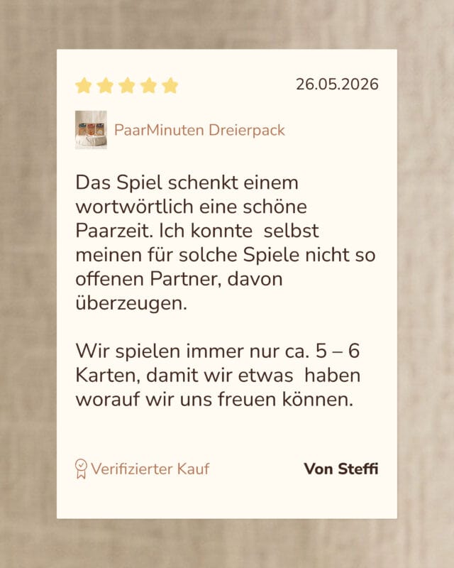 Grafik einer Kundenbewertung mit fünf gelben Sternen zum PaarMinuten Dreierpack: „Das Spiel schenkt einem wortwörtlich eine schöne Paarzeit …“ von Steffi, verifizierter Kauf