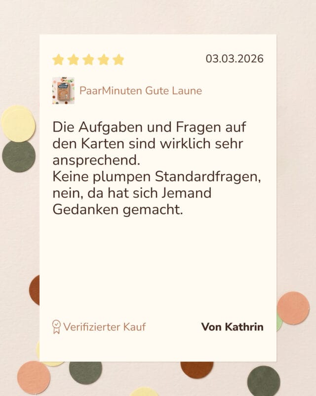 Grafik einer Kundenbewertung mit fünf gelben Sternen zu PaarMinuten Gute Laune: „Die Aufgaben und Fragen auf den Karten sind wirklich sehr ansprechend. Keine plumpen Standardfragen, nein, da hat sich Jemand Gedanken gemacht.“ von Kathrin, verifizierter Kauf