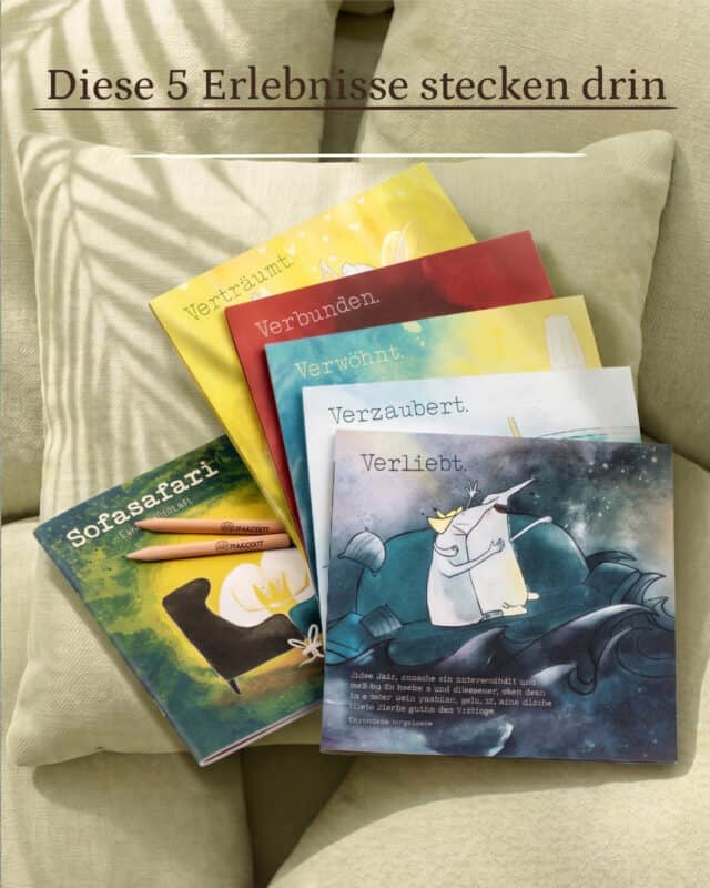 Fünf farbige Erlebnisumschläge mit den Titeln Verträumt, Verbunden, Verwöhnt, Verzaubert und Verliebt liegen aufgefächert mit dem Sofasafari-Heft und zwei Bleistiften auf einem hellgrünen Kissen