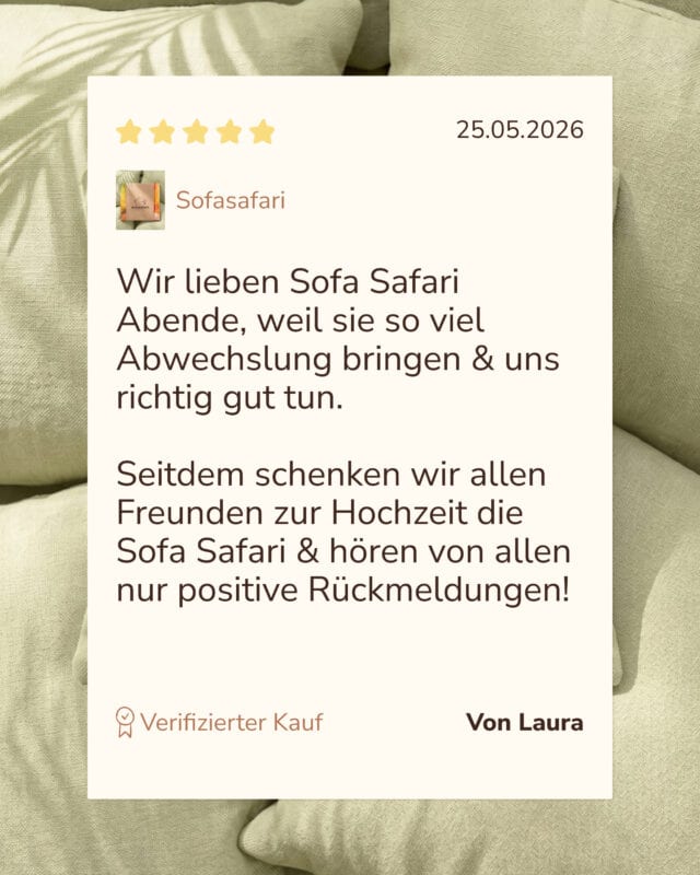Grafik einer Kundenbewertung mit fünf gelben Sternen zur Sofasafari: „Wir lieben Sofa Safari Abende, weil sie so viel Abwechslung bringen & uns richtig gut tun.“ von Laura, verifizierter Kauf